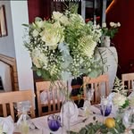 Hohes florales Tischarrangement