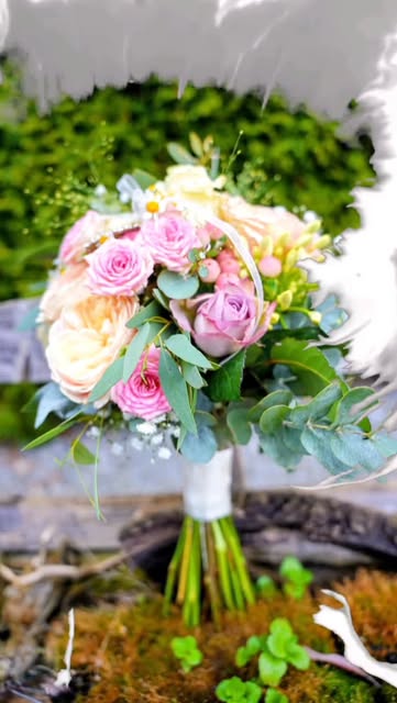 Pastellfarbener Brautstrauß mit Rosen