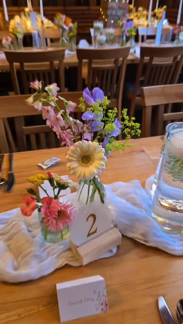 Wildblumen-Tischdekoration mit Sonnenblume